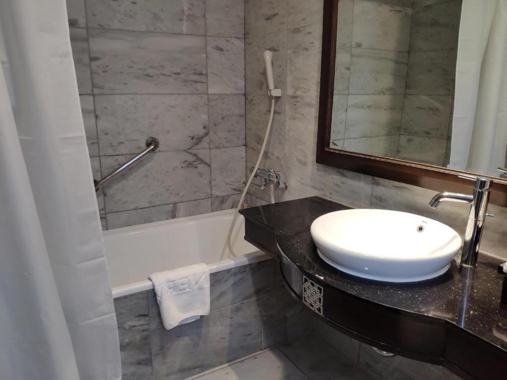 Church Boutique Hotel Hang Trong Ханой Екстер'єр фото
